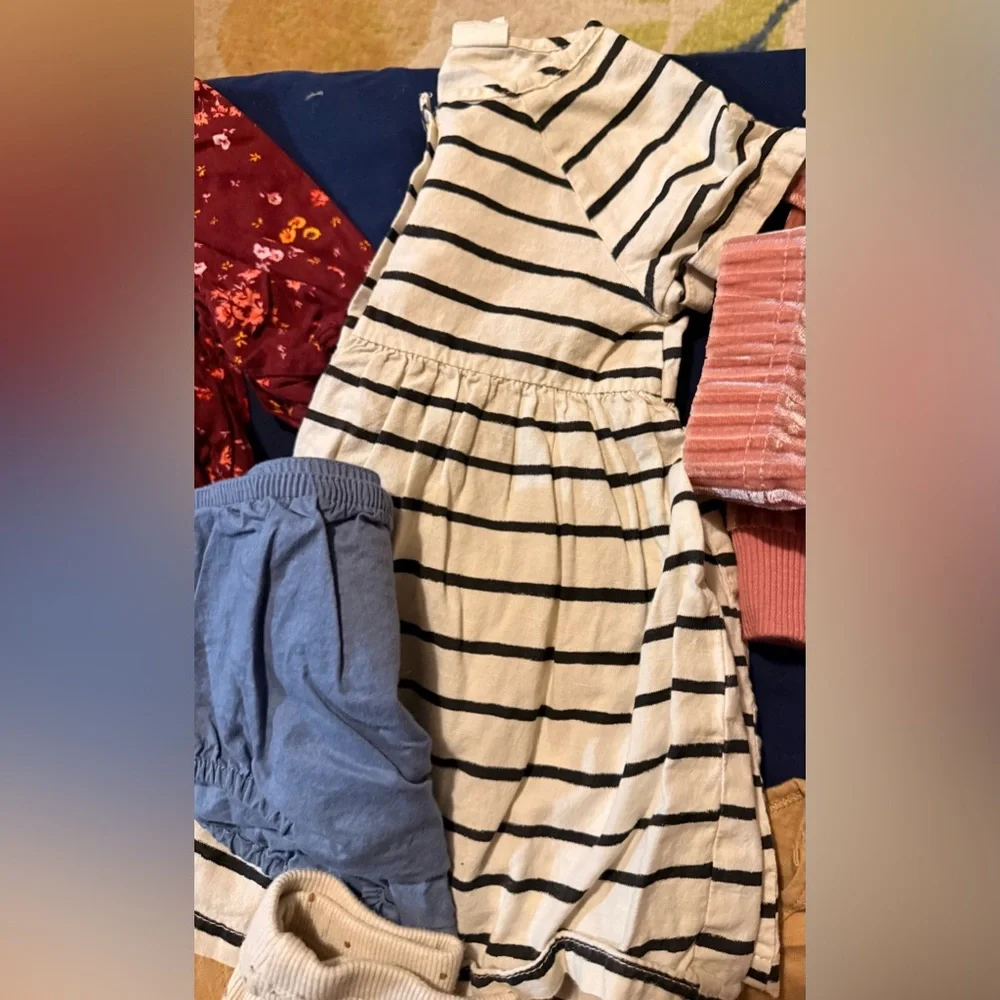 Lot of 5 baby girl outfits 3-6 months and a hoodie Zara Old Navy and Carters